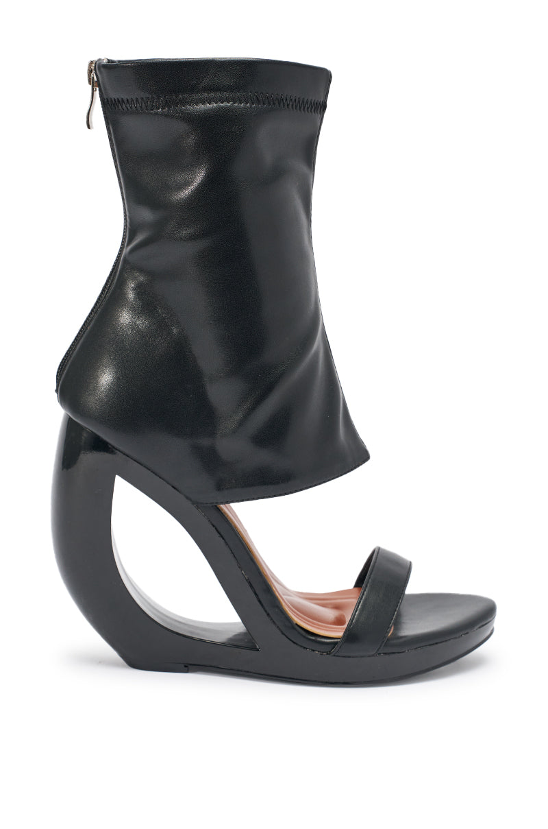 Sisoras AKIRA GOLD DUMISANI BLACK WEDGE OPEN TOE BOOTIE