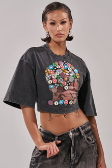 PINNED DOWN MINERAL WASHED TEE IN GREY