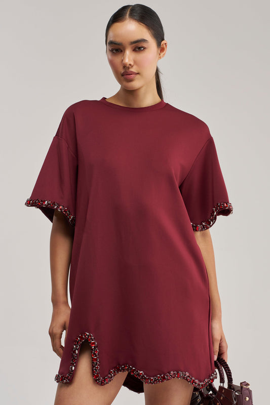 COOL GIRL EMBELLISHED TEE SHIRT DRESS IN BURGUNDY
