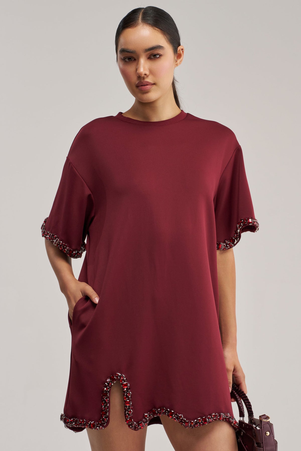 COOL GIRL EMBELLISHED TEE SHIRT DRESS IN BURGUNDY