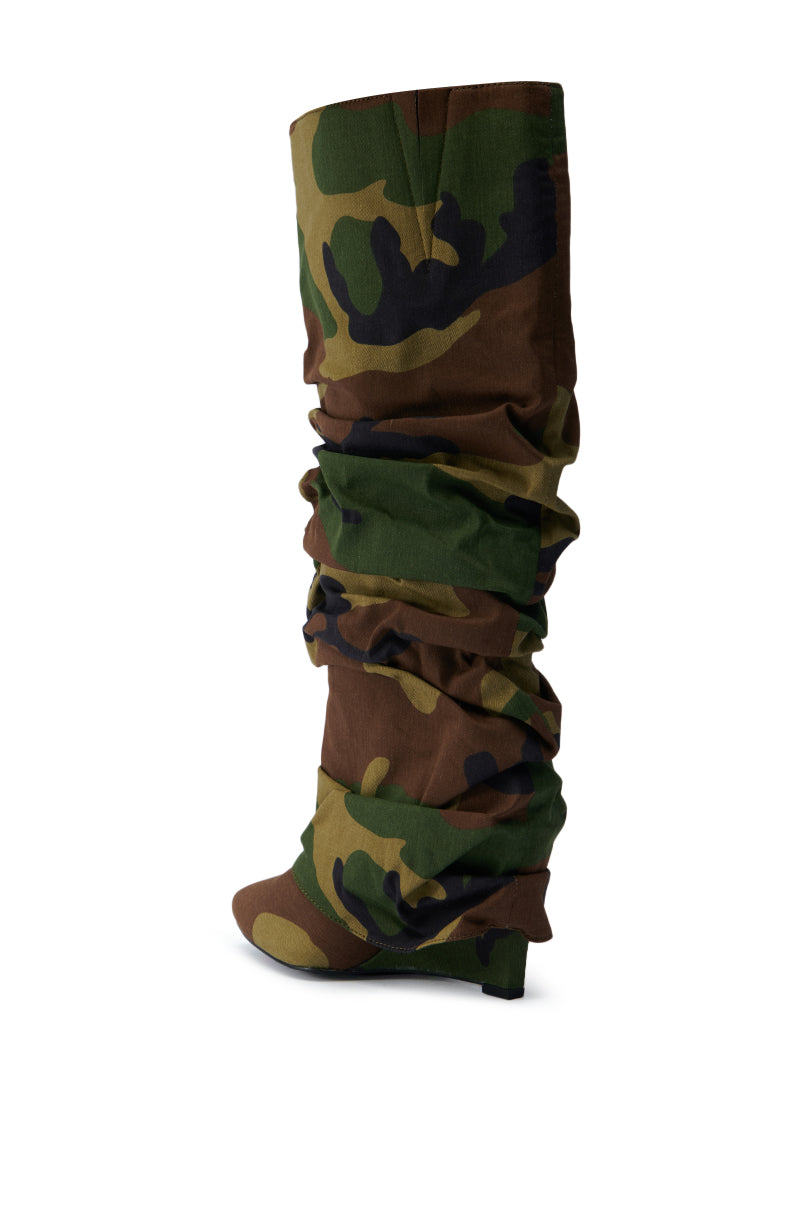 Sisoras AZALEA WANG ZUMMA CAMO RUCHED WEDGE BOOT