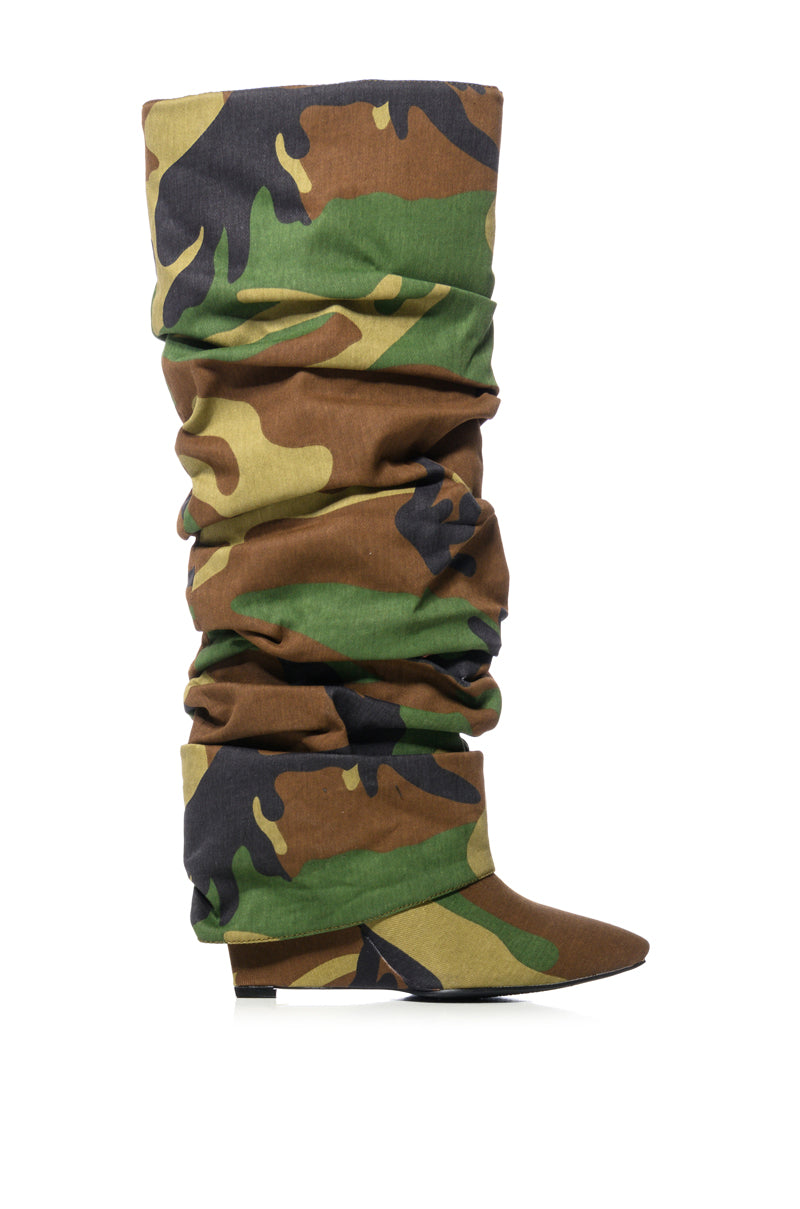 Sisoras AZALEA WANG ZUMMA CAMO RUCHED WEDGE BOOT