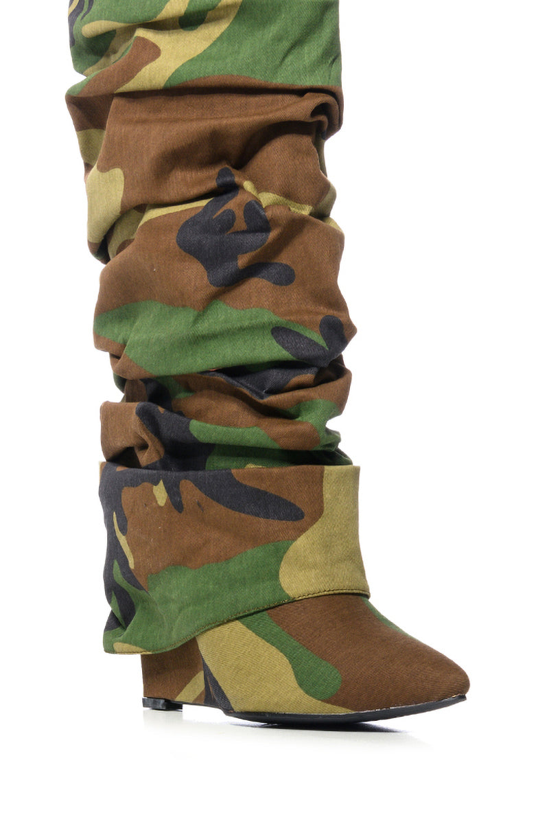 Sisoras AZALEA WANG ZUMMA CAMO RUCHED WEDGE BOOT