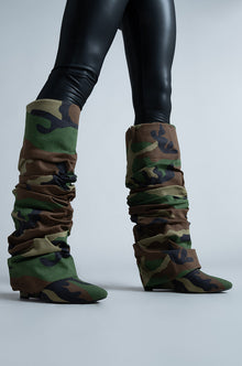 Sisoras AZALEA WANG ZUMMA CAMO RUCHED WEDGE BOOT